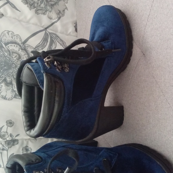 Shoes - Picture 2 of 5